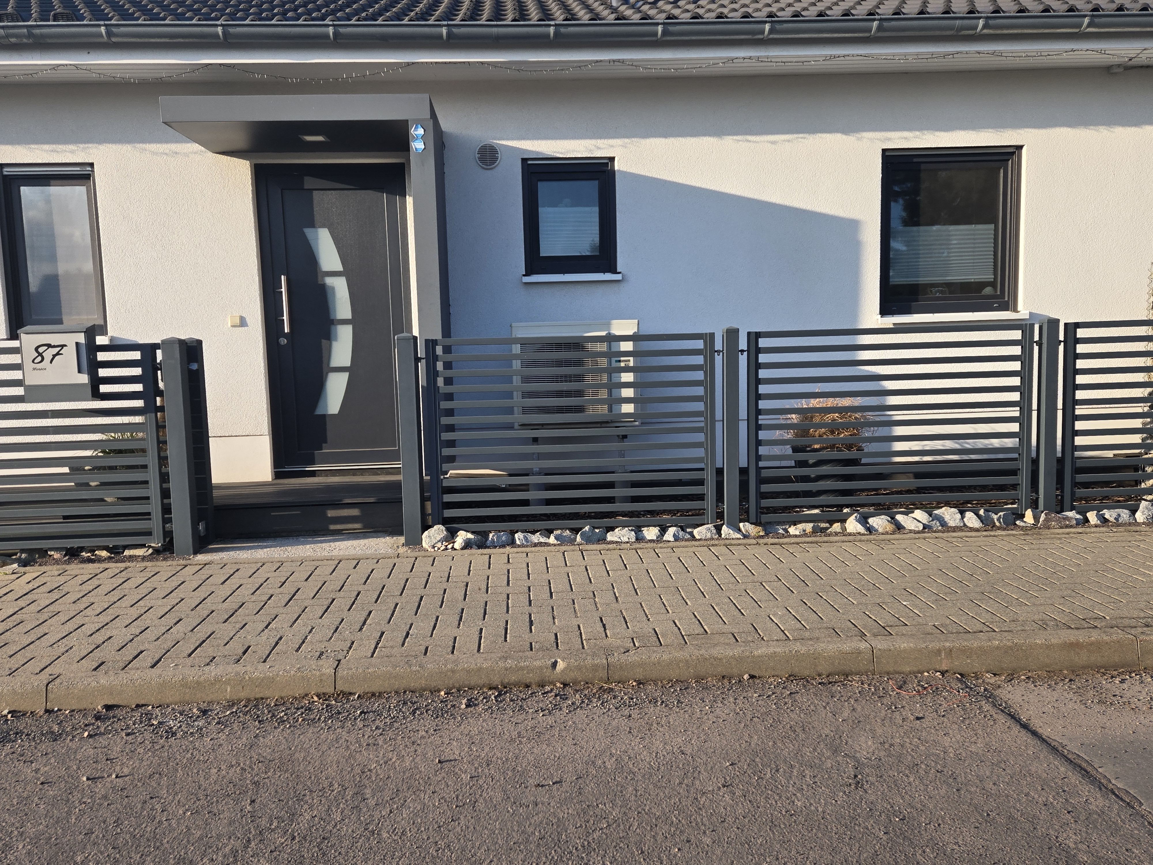 Moderne Zaunanlage 14 – Aluminium & Stahl, Modern – Maßanfertigung nach Maß