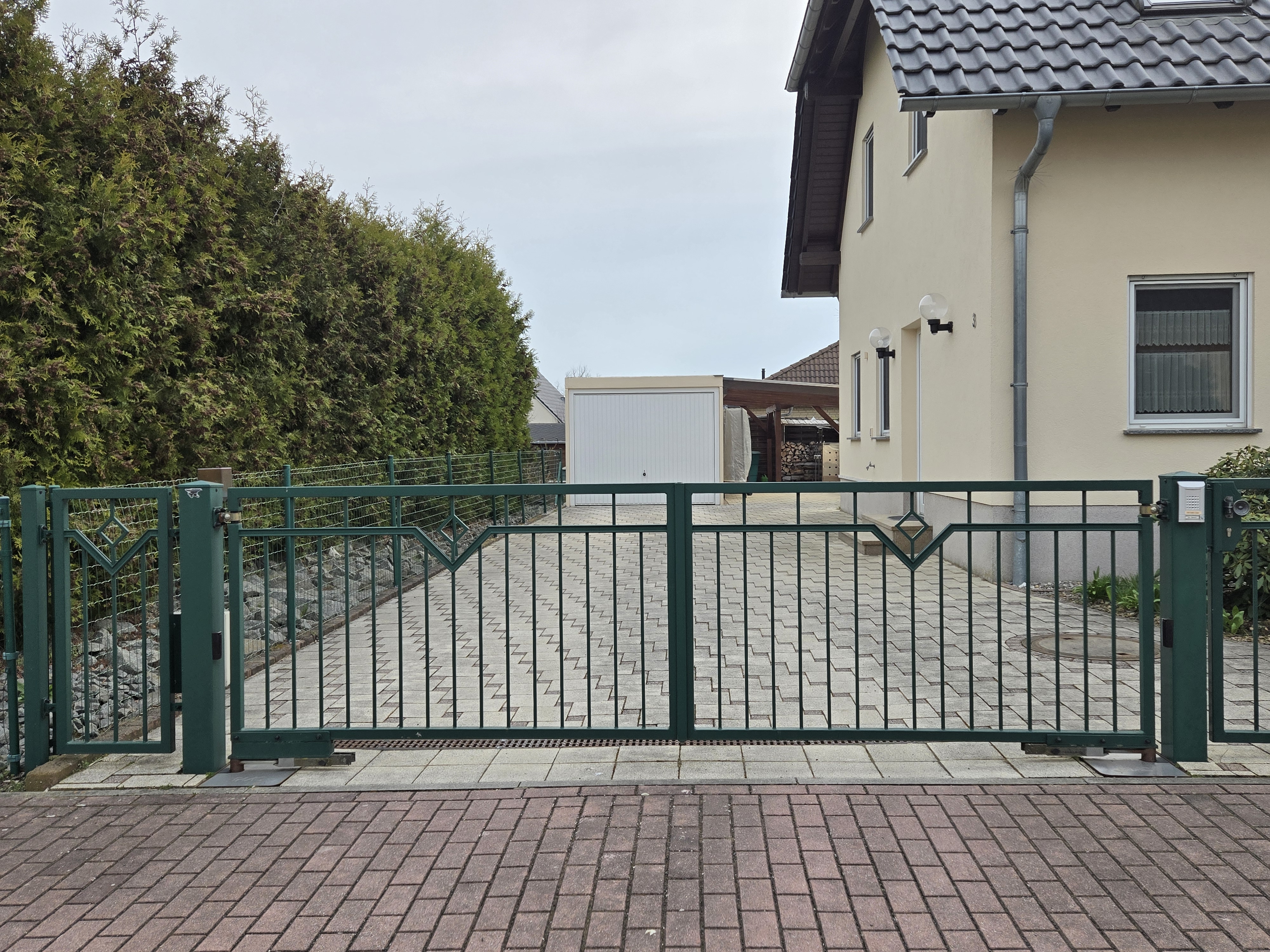 Moderne Zaunanlage 27 – Aluminium & Stahl, Modern – Maßanfertigung nach Maß