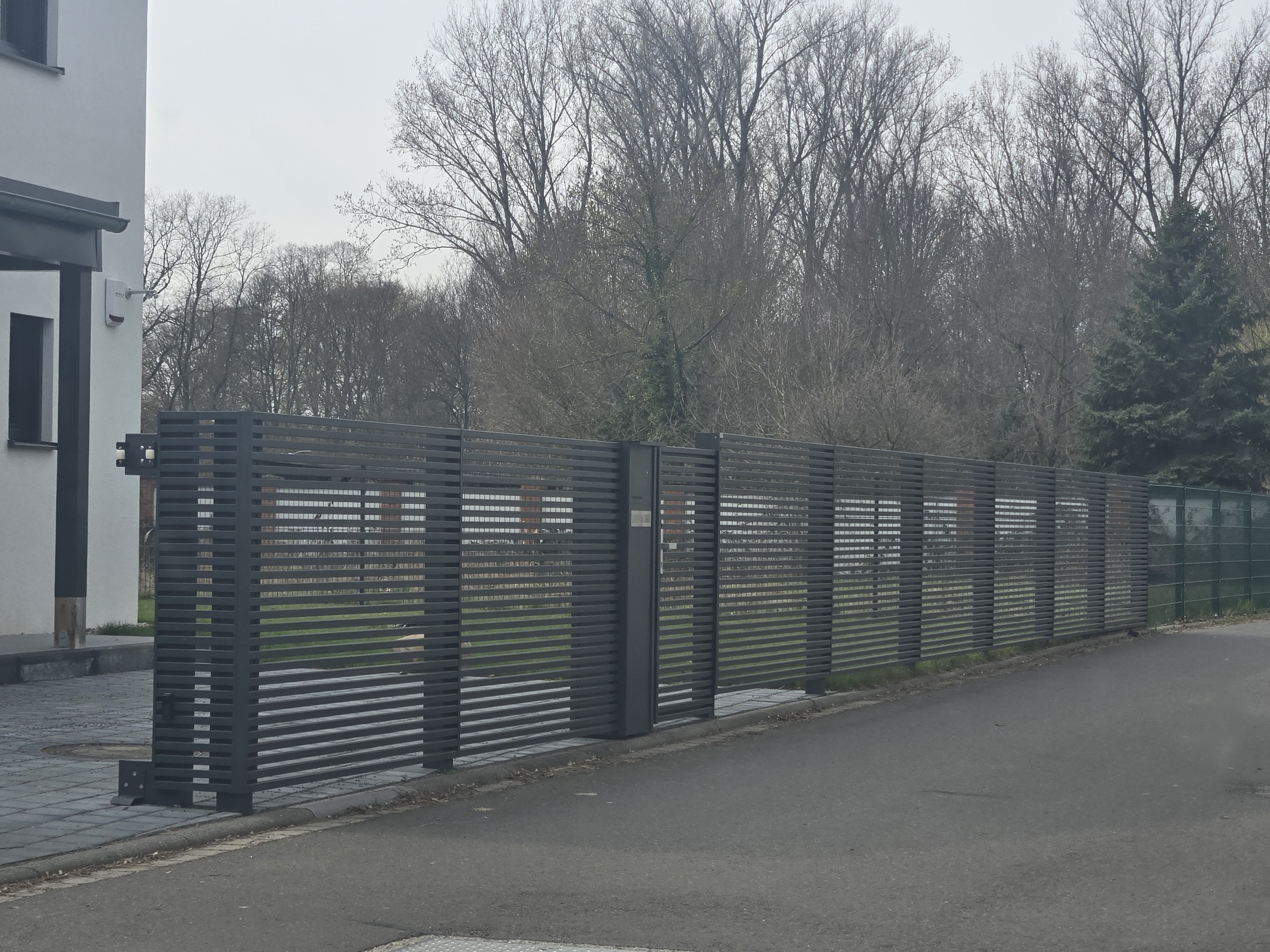 Moderne Zaunanlage 41 – Aluminium & Stahl, Modern – Maßanfertigung nach Maß