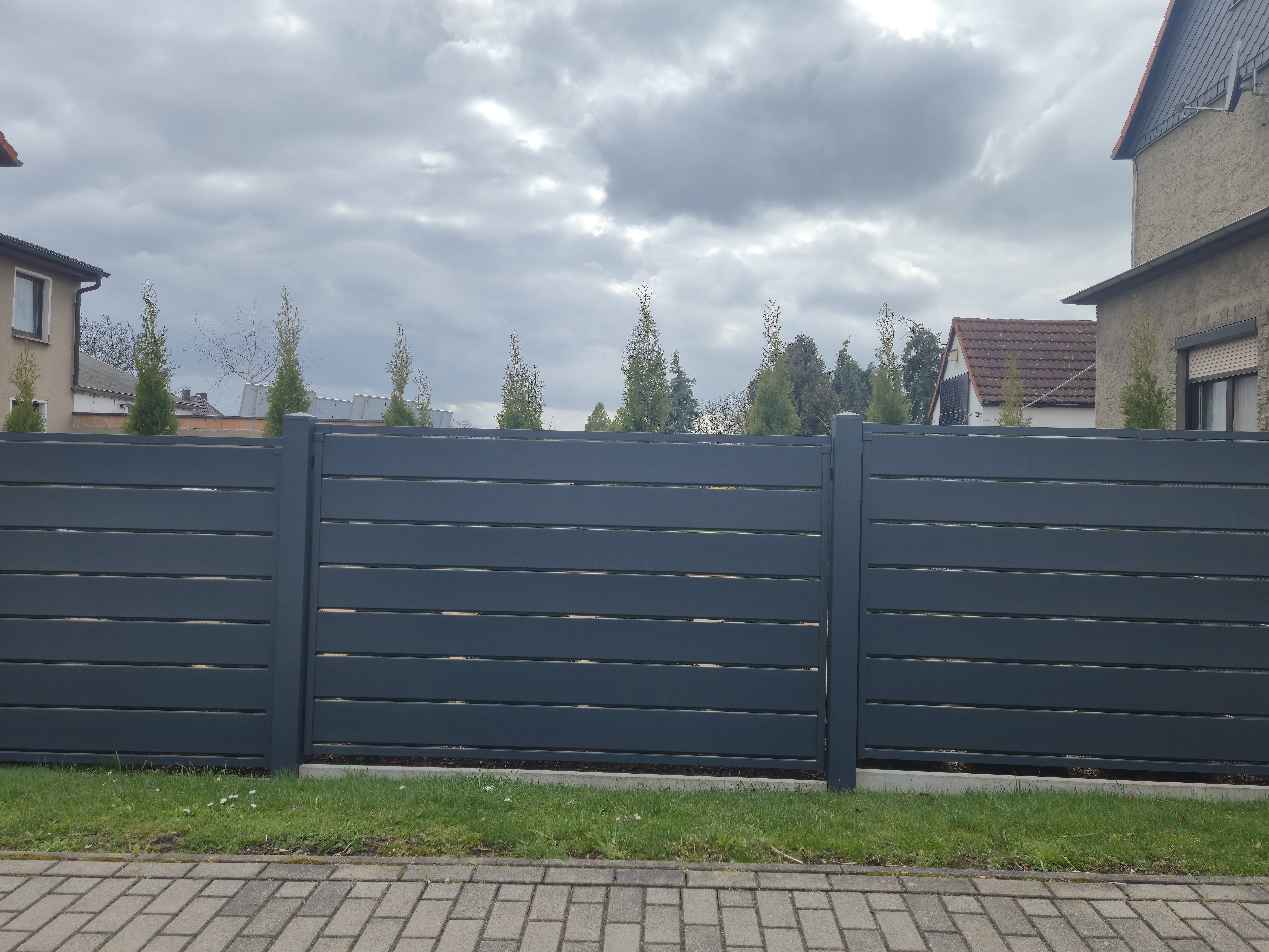 Moderne Zaunanlage 50 – Aluminium & Stahl, Modern – Maßanfertigung nach Maß