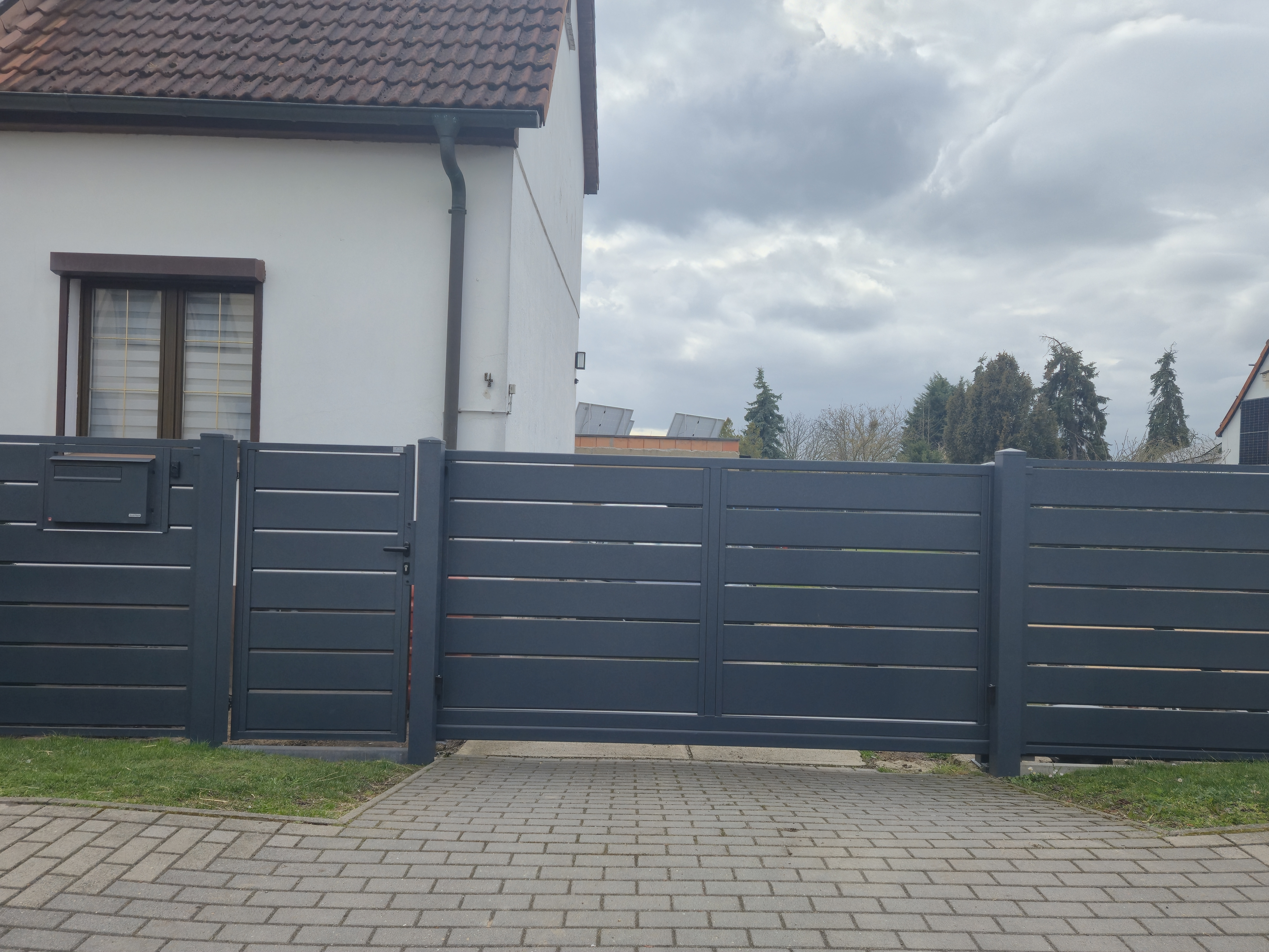 Moderne Zaunanlage 51 – Aluminium & Stahl, Modern – Maßanfertigung nach Maß